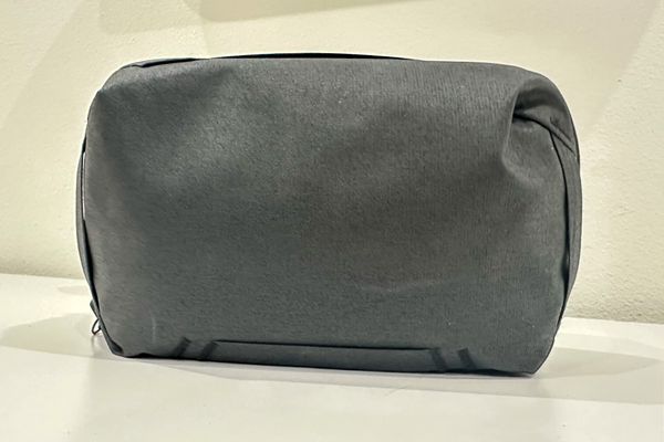 Everyone should have a tech pouch | What's inside my Peak Design tech pouch